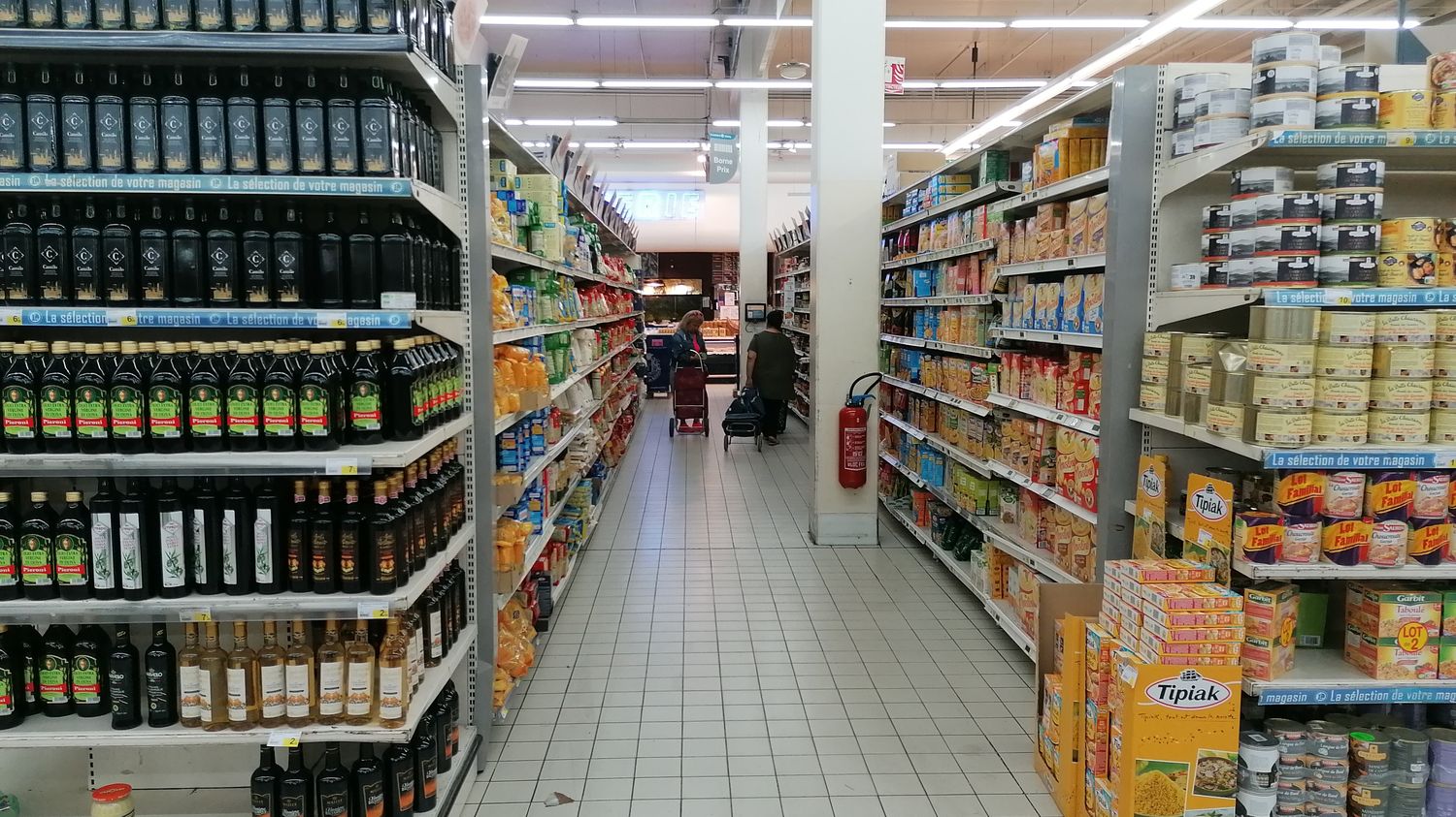 : Info franceinfo Des députés veulent obliger la grande distribution à reverser aux associations ses marges sur les produits donnés lors des collectes alimentaires Une proposition
