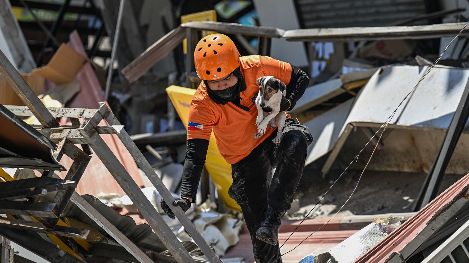 Le bilan du séisme aux Philippines s'alourdit à 55 morts, les recherches toujours en cours