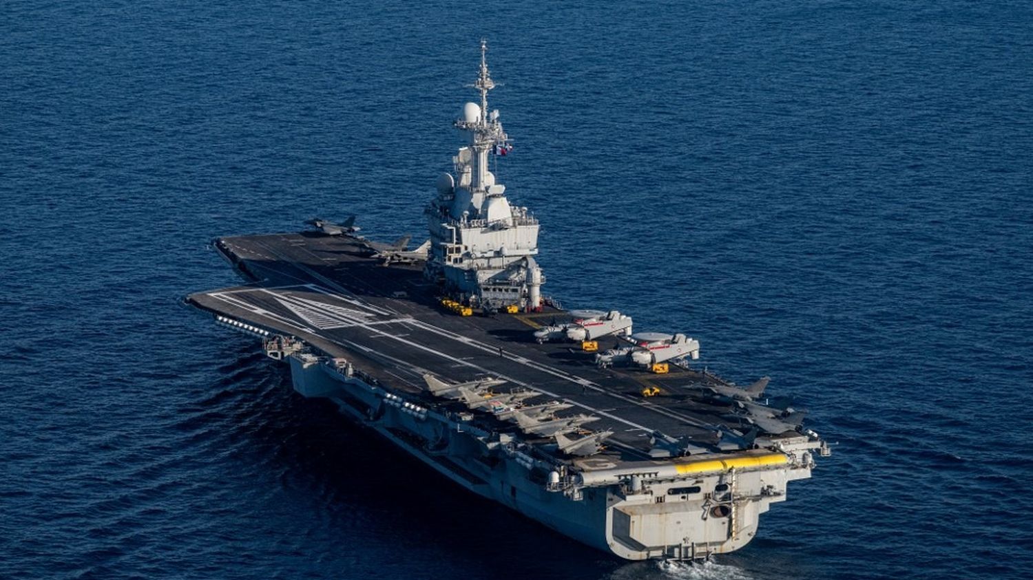 Guerre au Moyen-Orient : "Le Charles-de-Gaulle reste sur zone jusqu’à nouvel ordre", selon le chef d'état-major des Armées
