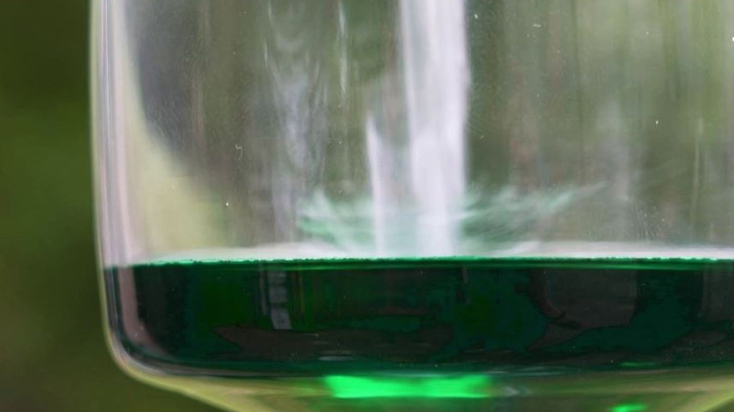 Derrière la couleur verte de la menthe à l'eau, un additif qui interroge