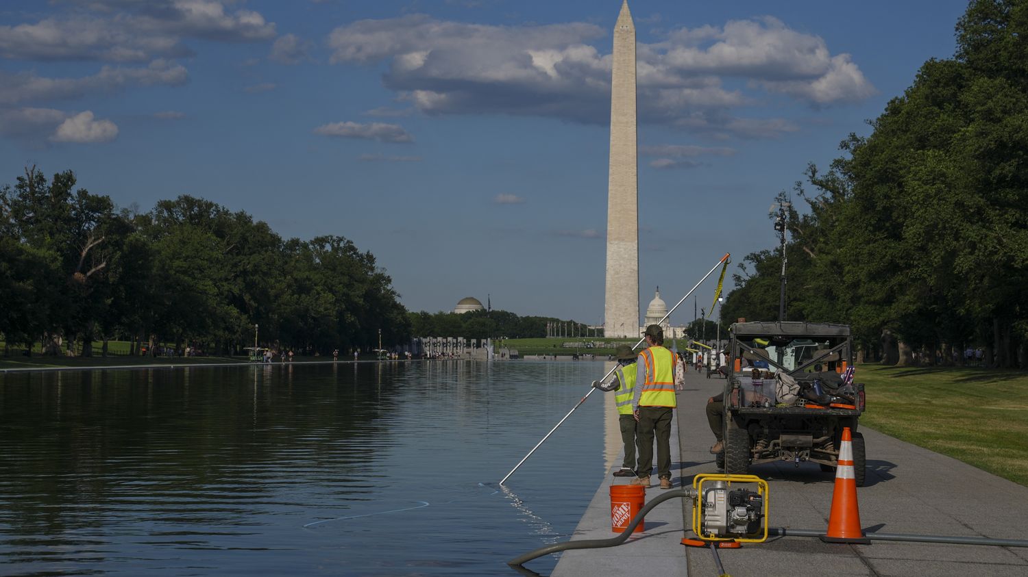 Le bassin d'eau du Lincoln Memorial à Washington envahi par des algues verdâtres une semaine après sa rénovation voulue par Donald Trump