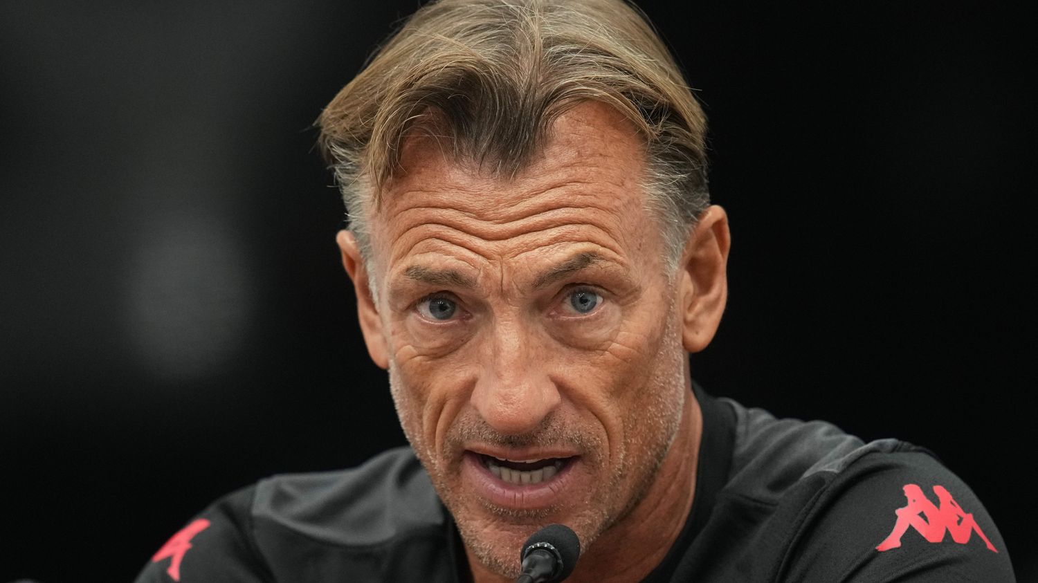 C est un coach qui donne de la confiance a des outsiders embauche en catastrophe en pleine coupe du monde herve renard peut il enfin permettre a la tunisie de sortir des poules