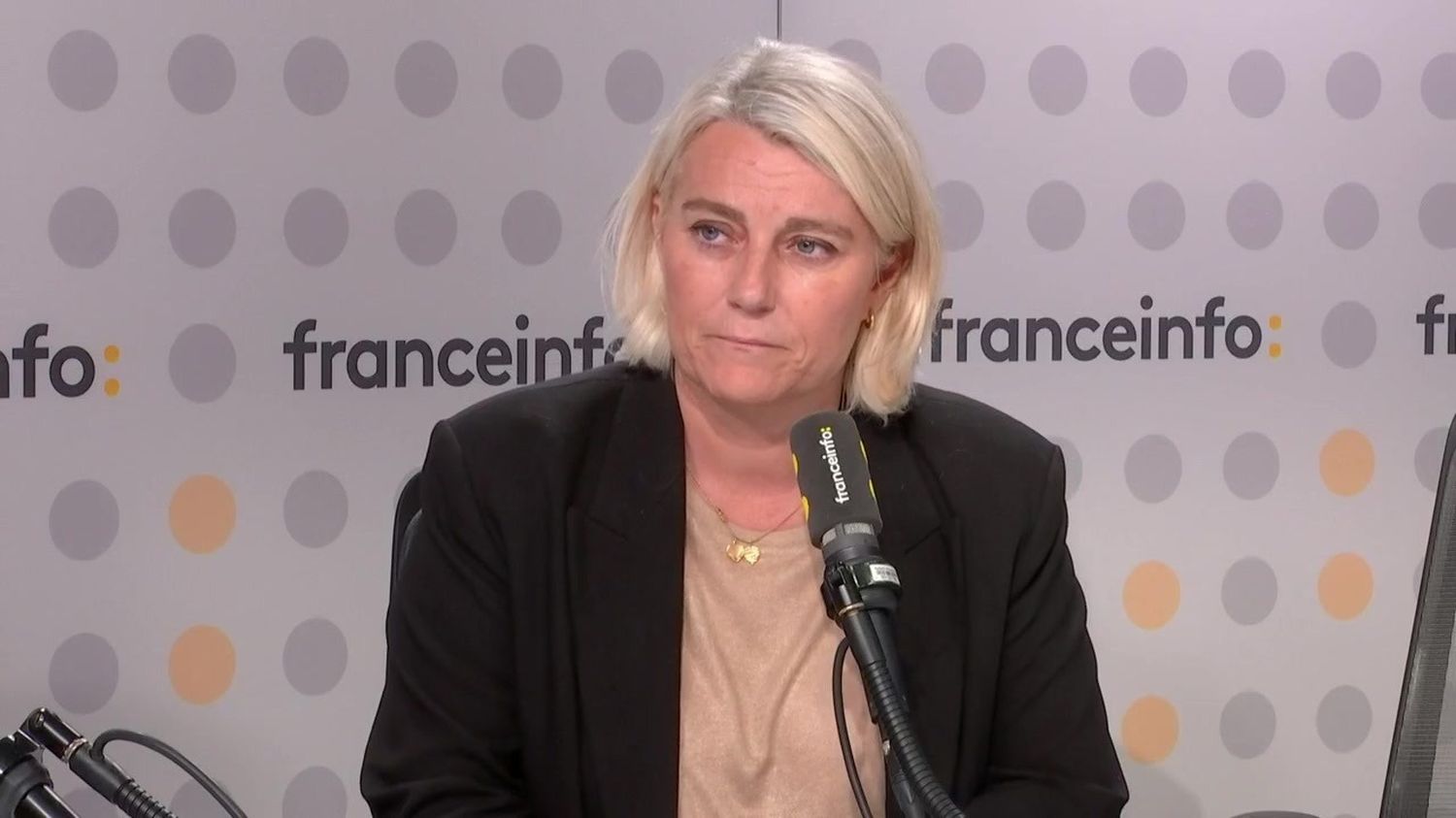 Canicule : "Il faut que le système de santé tienne dans la durée", prévient la ministre de la Santé