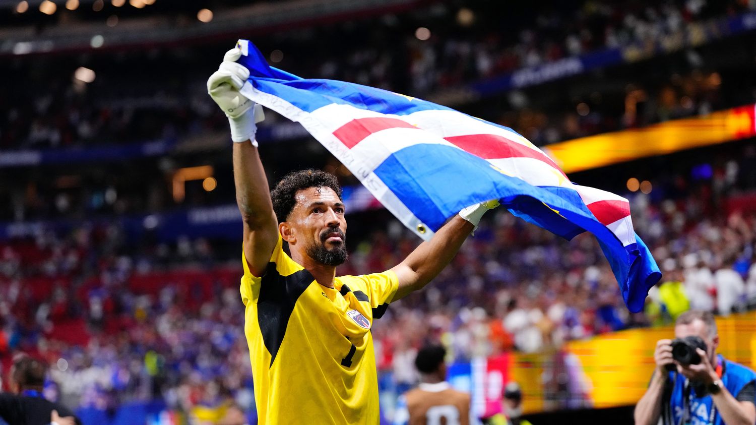 Cage imprenable en Coupe du monde, "petite grand-mère", star des réseaux sociaux… Qui est Vozinha, l'héroïque gardien du Cap-Vert ?