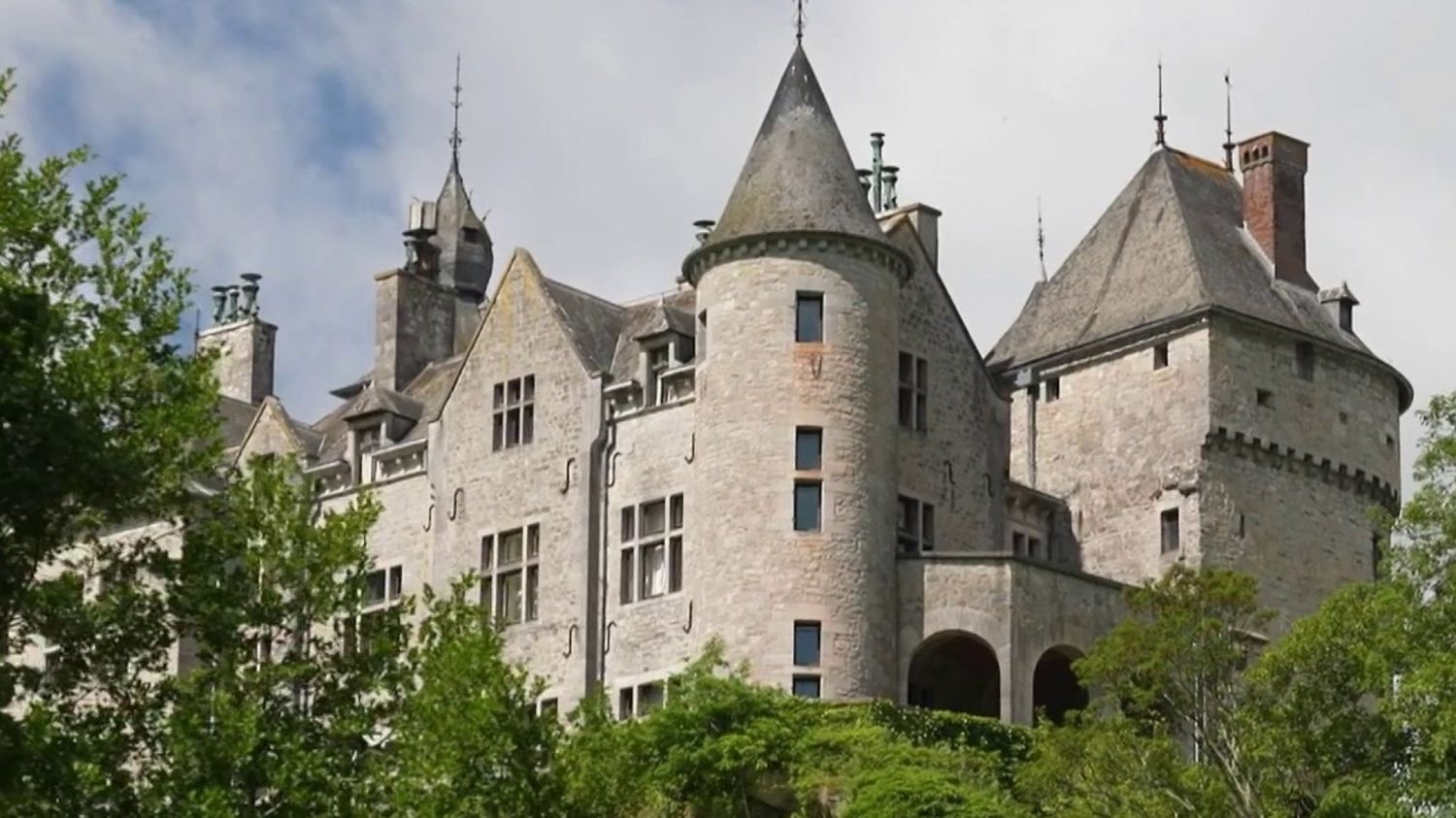 À la découverte des châteaux au bord de la Meuse