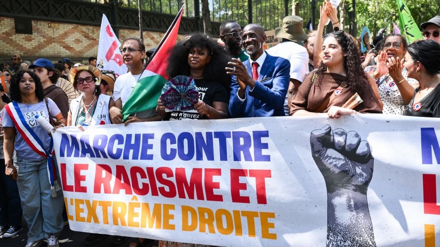 Des milliers de personnes manifestent contre le racisme à Paris, à l'appel de La France insoumise