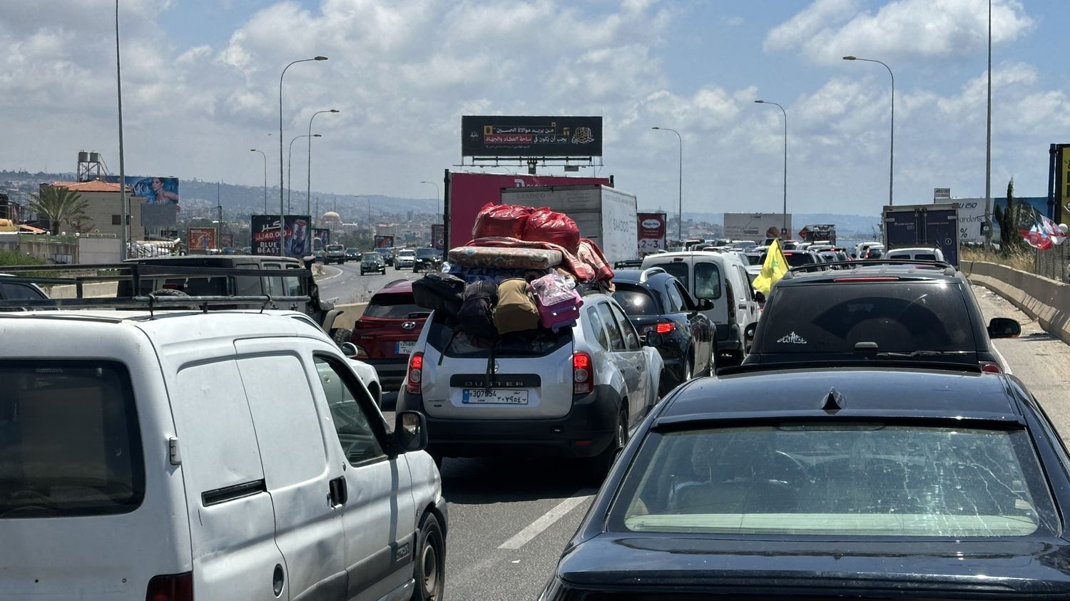 REPORTAGE. "Notre maison a été frappée, mais on peut y vivre" : au Liban, des embouteillages montrent l'espoir des déplacés après le cessez-le-feu