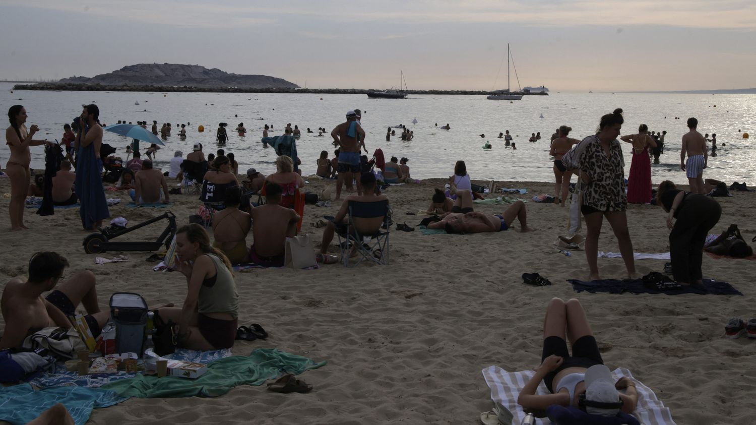 "Notre organisme n'est pas fait pour dormir par ces températures", selon une spécialiste du sommeil, qui réagit à la canicule