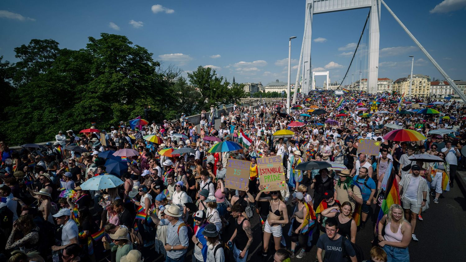A Budapest, des dizaines de milliers de personnes ont défilé pour la première marche des fiertés de l'après Viktor Orban, sous la canicule