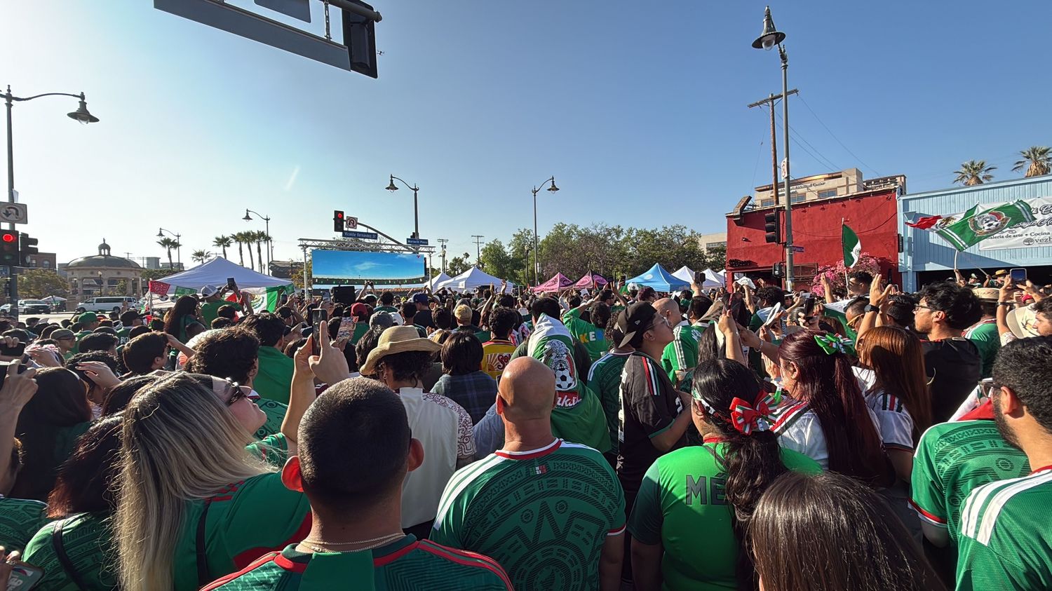 REPORTAGE. "On veut montrer qu'on est là" : à Los Angeles, le Mexique prend ses quartiers pendant la Coupe du monde