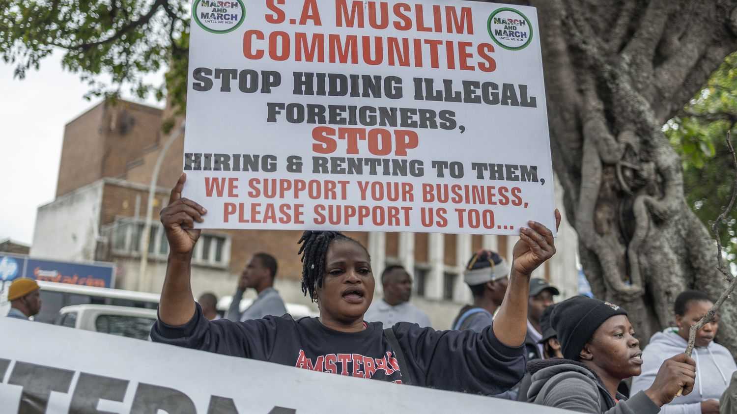 Un ultimatum d'organisations anti-immigrés en Afrique du Sud pousse 25 000 personnes à fuir le pays et débouche sur des manifestations