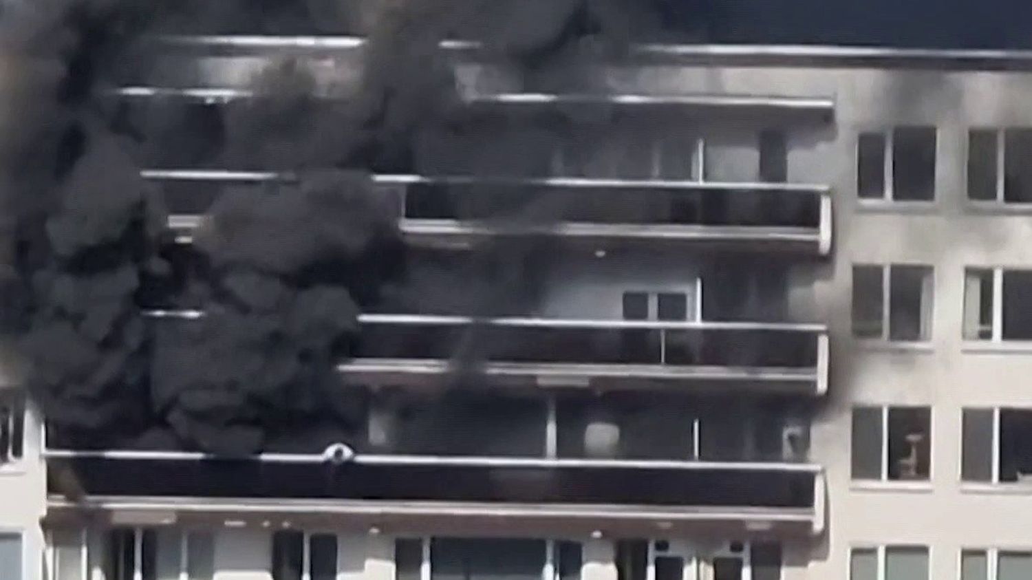 "Des gens adorables, nos voisins, sont décédés" : un rescapé de l'incendie meurtrier d'un immeuble en Belgique raconte sa fuite