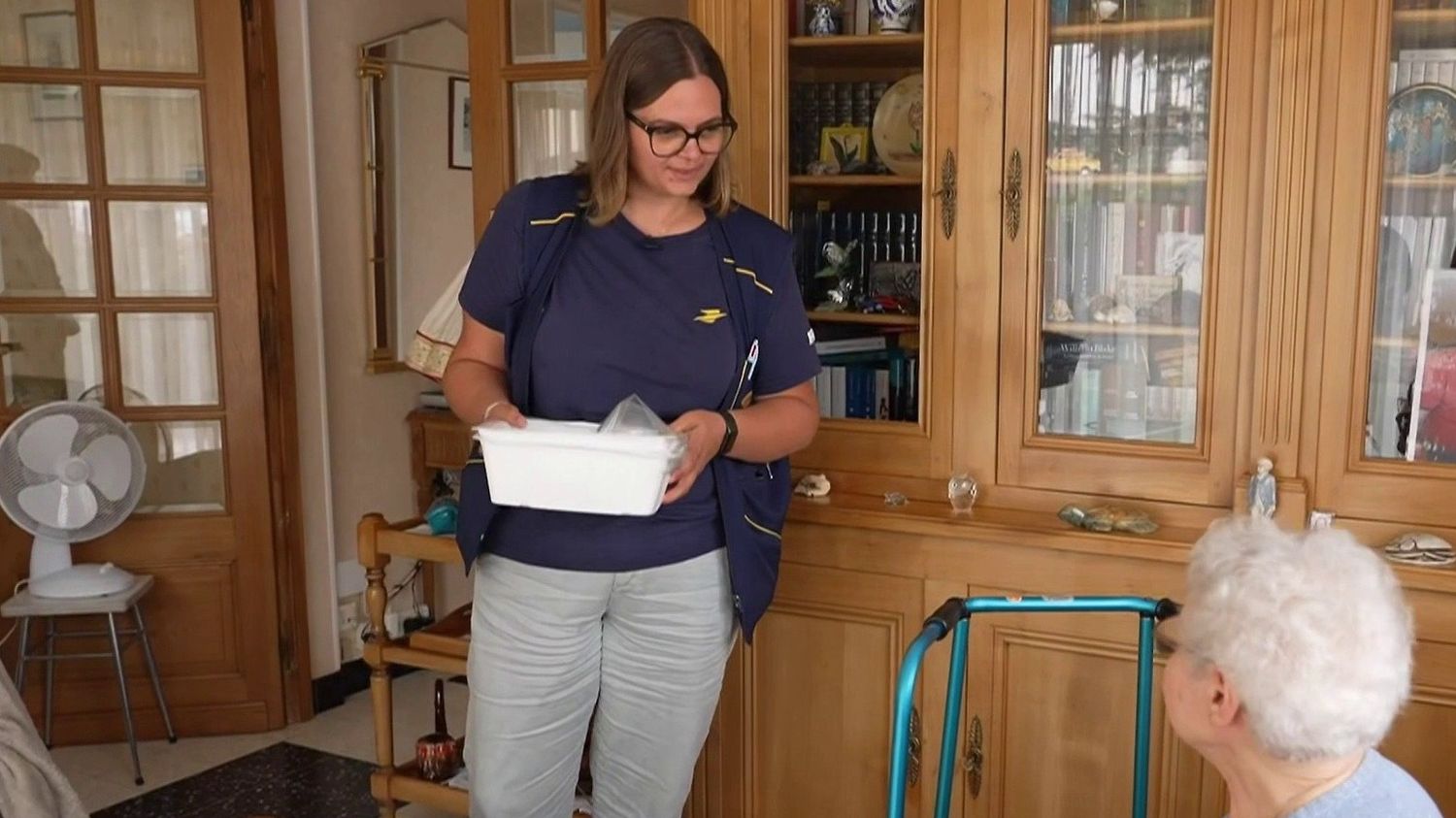 "Elle fait le relais entre nous et ma mère" : des postiers aident les personnes âgées isolées à faire face à la canicule