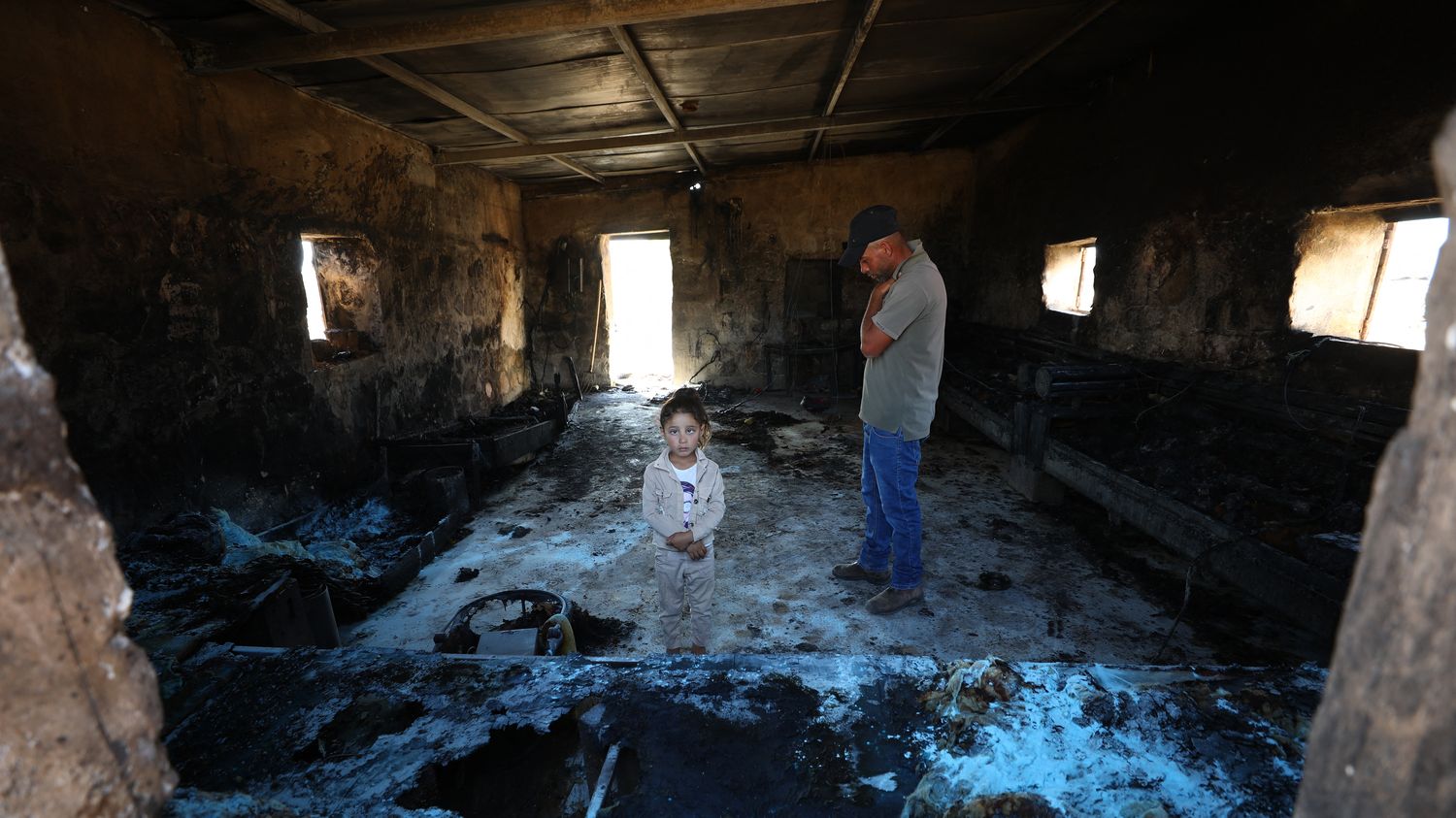 Palestiniens blessés, maisons brûlées, panneaux solaires brisés... Des colons israéliens attaquent un hameau du sud de la Cisjordanie