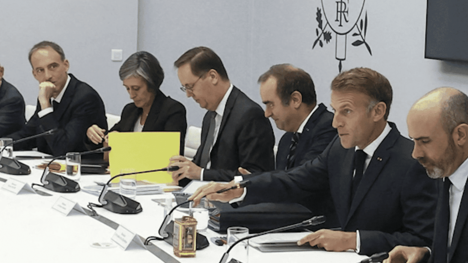 Réunion d'urgence à l'Élysée, la France prépare un plan pour contrer les attaques russes