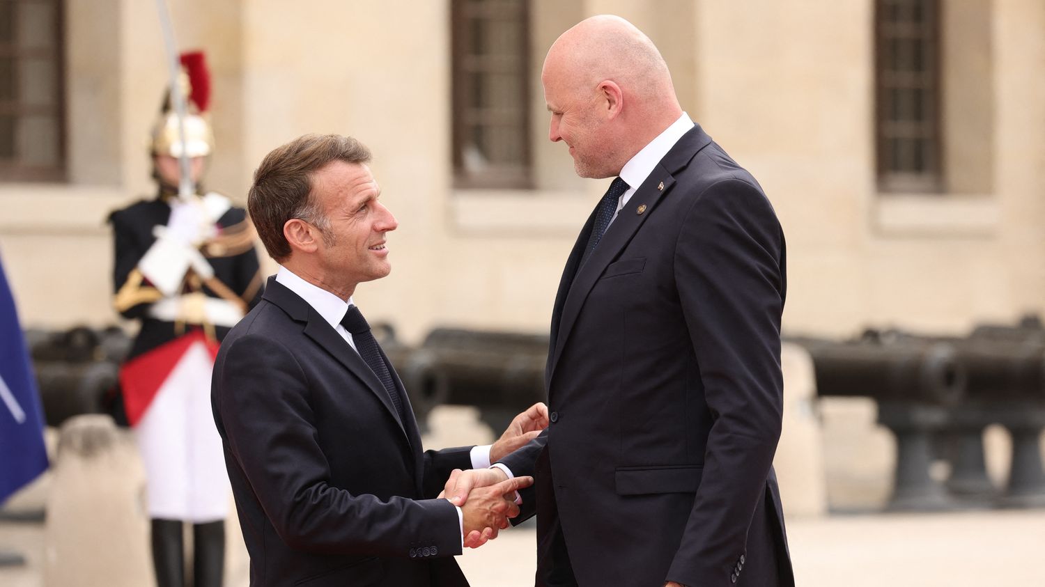 Emmanuel Macron a accepté "d'entamer des négociations" avec la Lettonie sur la dissuasion nucléaire française