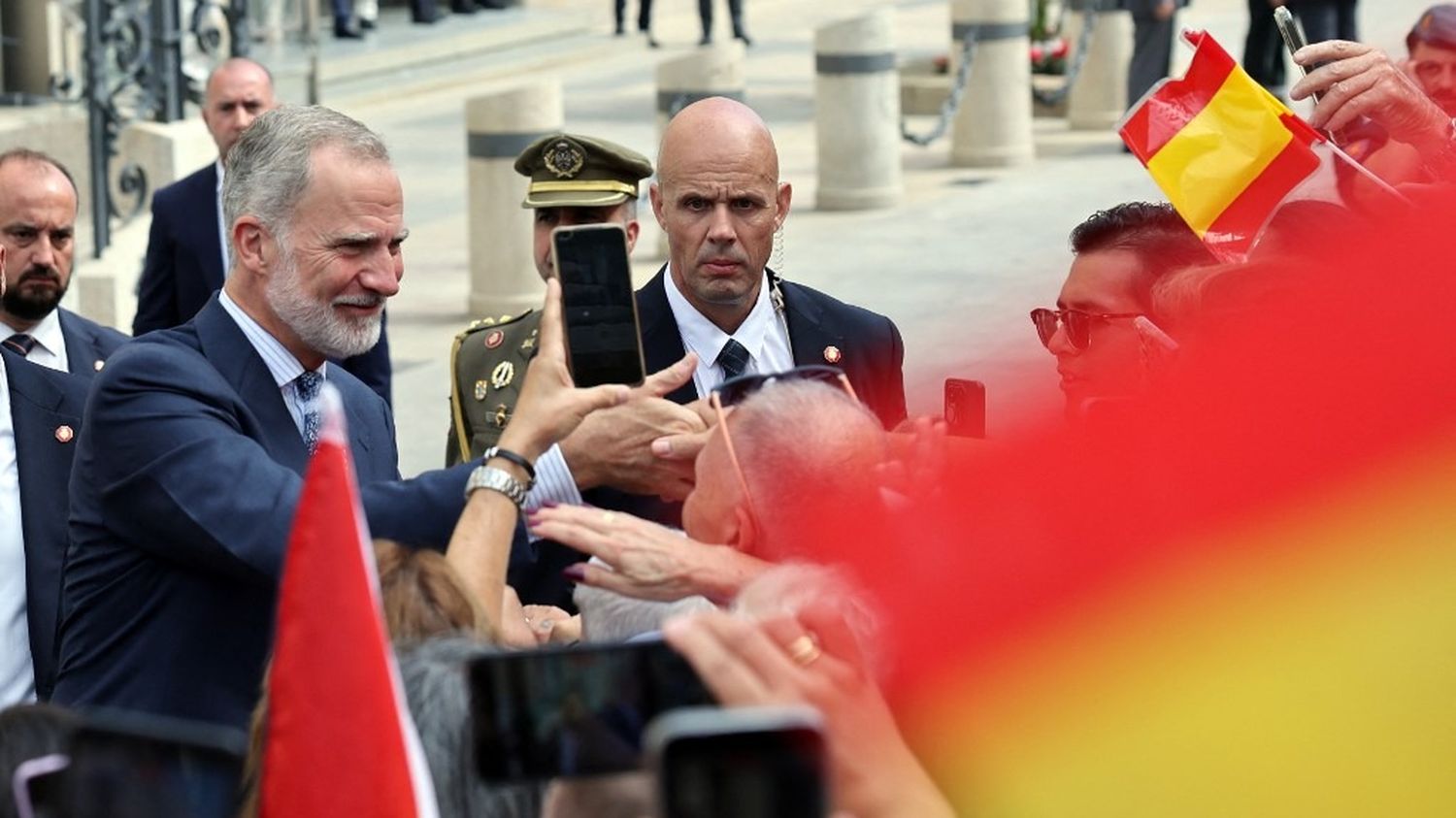 Le roi d'Espagne Felipe VI accueilli par une foule enthousiaste à Ceuta pour une visite diplomatiquement sensible