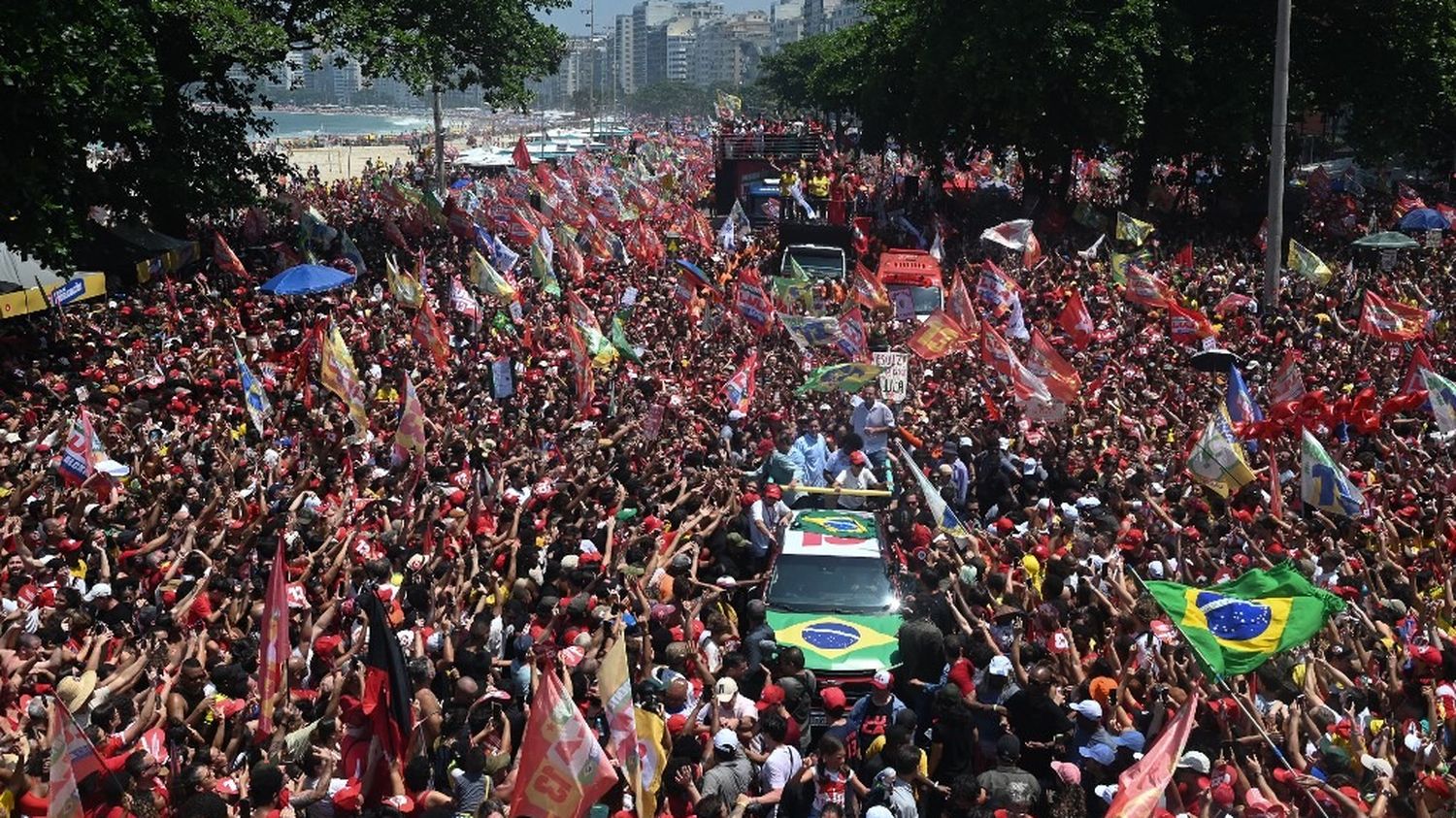 Au Brésil, Lula et Bolsonaro mobilisent des milliers de partisans à la veille du second tour de la présidentielle