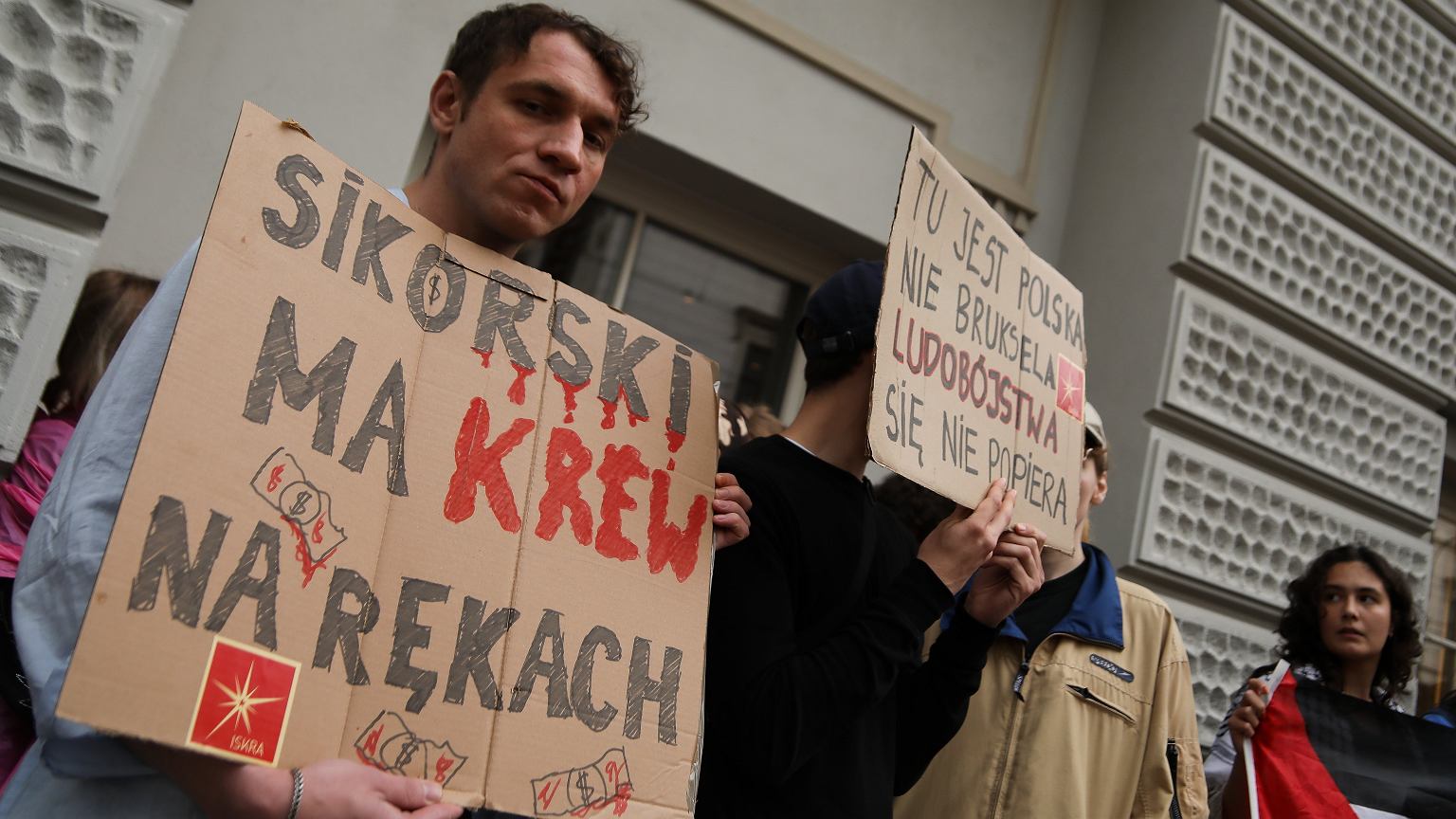 Protest na premierze książki Sikorskiego. 'Nie zapomnimy jego haniebnej postawy'