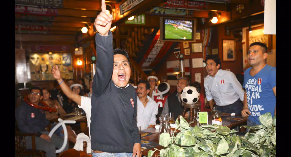FOTO 7 | Futbolización de las empresas. No habrá supermercado, restaurante, bar, grifo o barber shop, que no haga sus promociones en torno al Mundial, compitiendo por ofrecer la