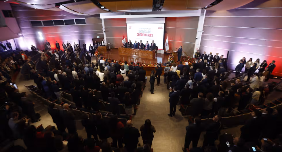 JNE entrega credenciales a senadores y parlamentarios andinos: ¿también a Rospigliosi?