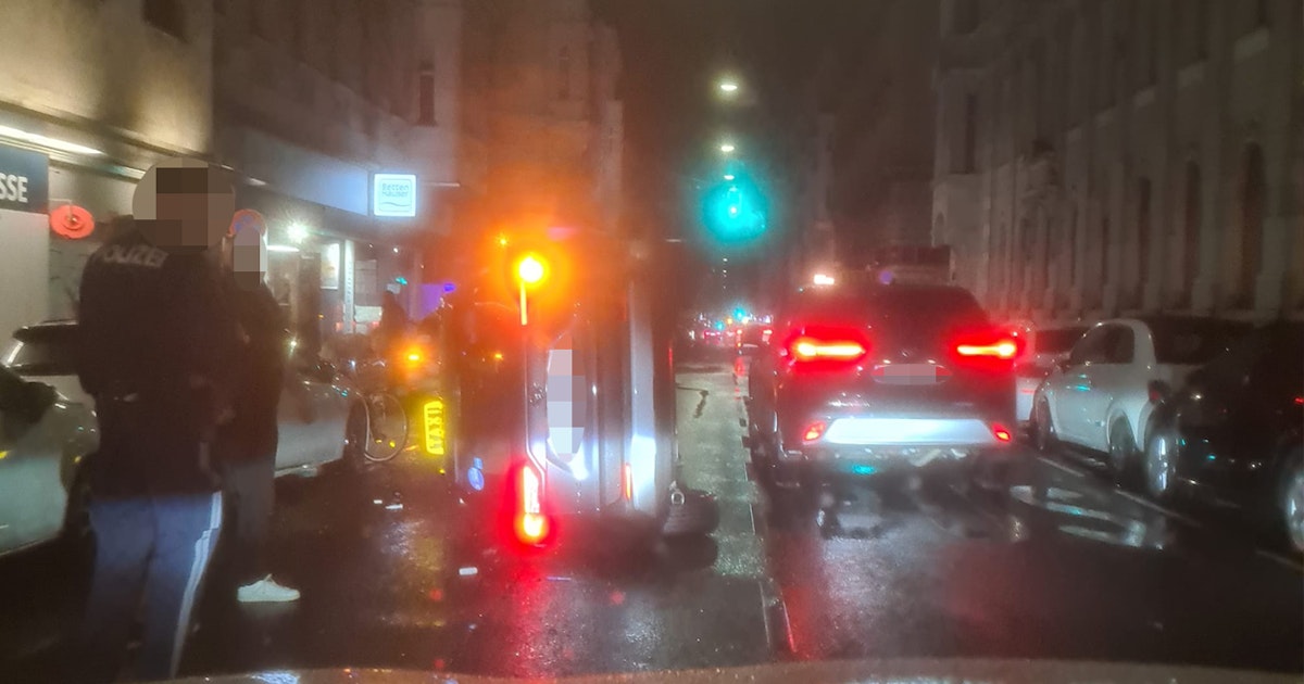 Unfall in Wien-Neubau: Auto kippt nach Kollision auf die Seite, 28-Jähriger verletzt. Rettung im Einsatz. Ursache des Unfalls noch unklar.