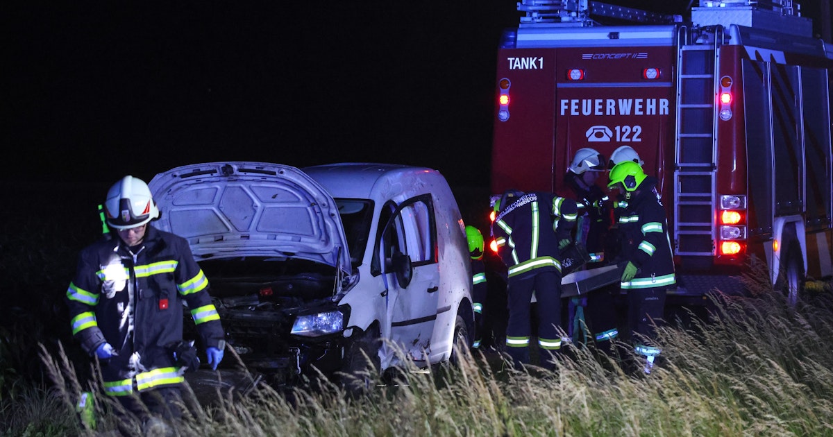 Unfall nach Mitternacht - Junger Lenker überschlägt sich mit Kleintransporter