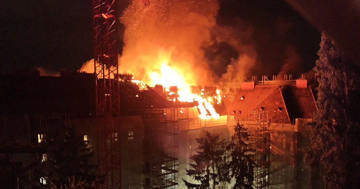 Großbrand Brigittenau: Feuer im Gemeindebau-Dach sorgt für Großeinsatz der Feuerwehr Wien. 85 Personen evakuiert, Ursache unklar.