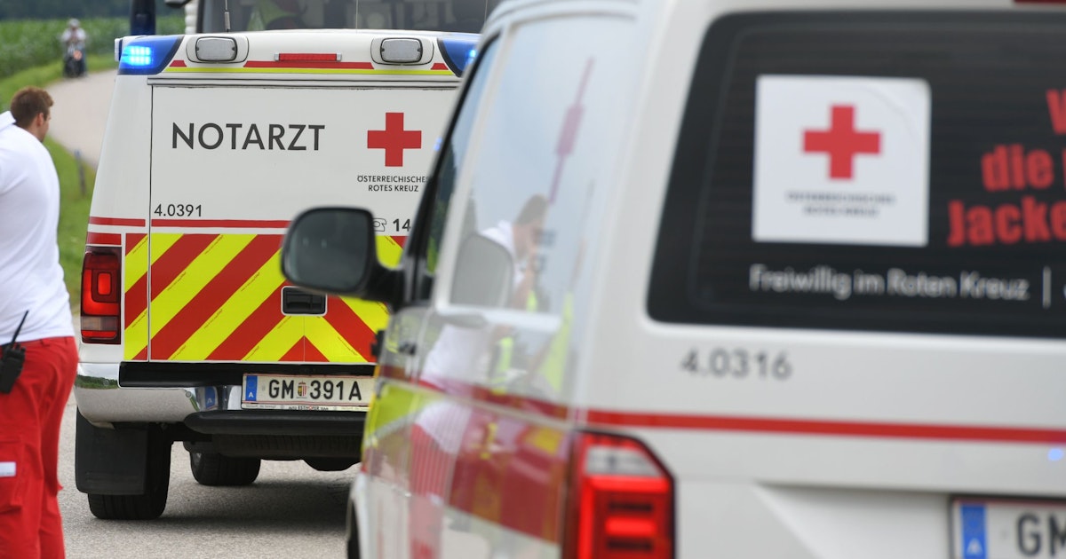 Schrecklicher Unfall - Motorrad hebt ab, kracht in Auto – Biker (39) tot