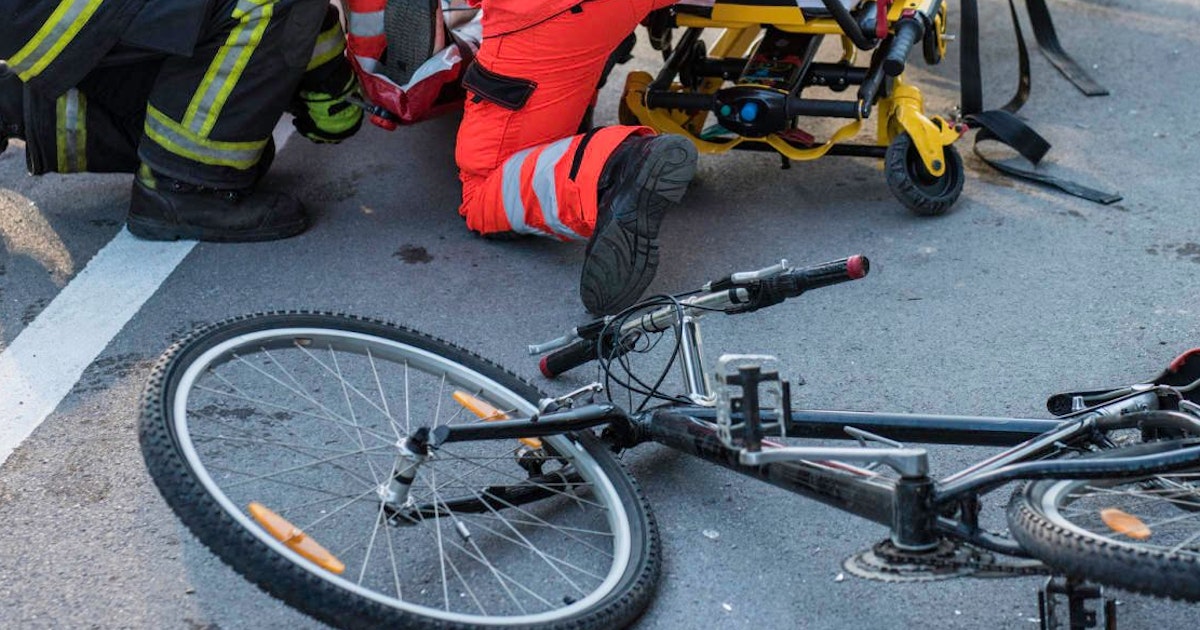 Kollision bei Kreuzung - Schwerer Crash in Graz – Radfahrer prallt gegen Auto