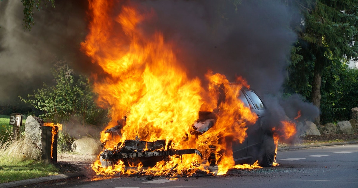Pkw-Lenker reagiert sofort - Auto geht auf Tauernautobahn plötzlich in Flammen auf
