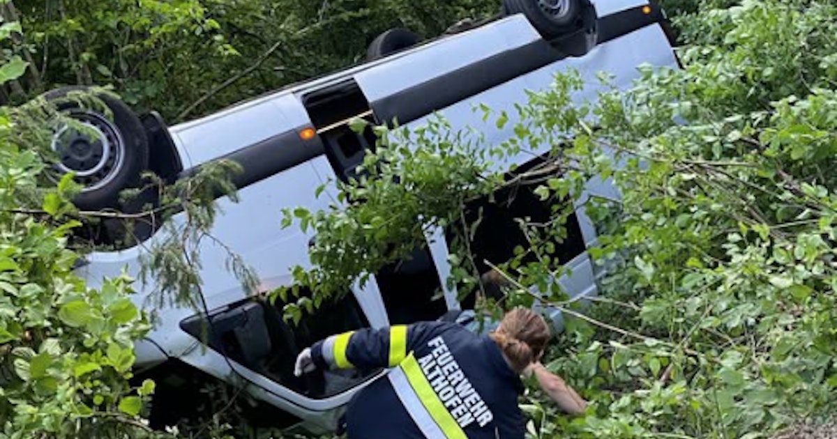 Von Straße abgekommen - Kleinbus stürzt Böschung hinab – mehrere Verletzte