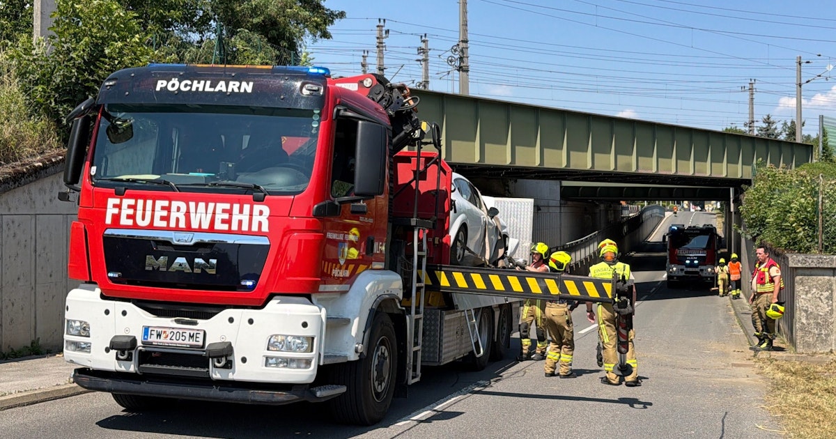 Krachte gegen Eisenbahn-Brücke - Lenkerin landet nach Brücken-Crash im Spital