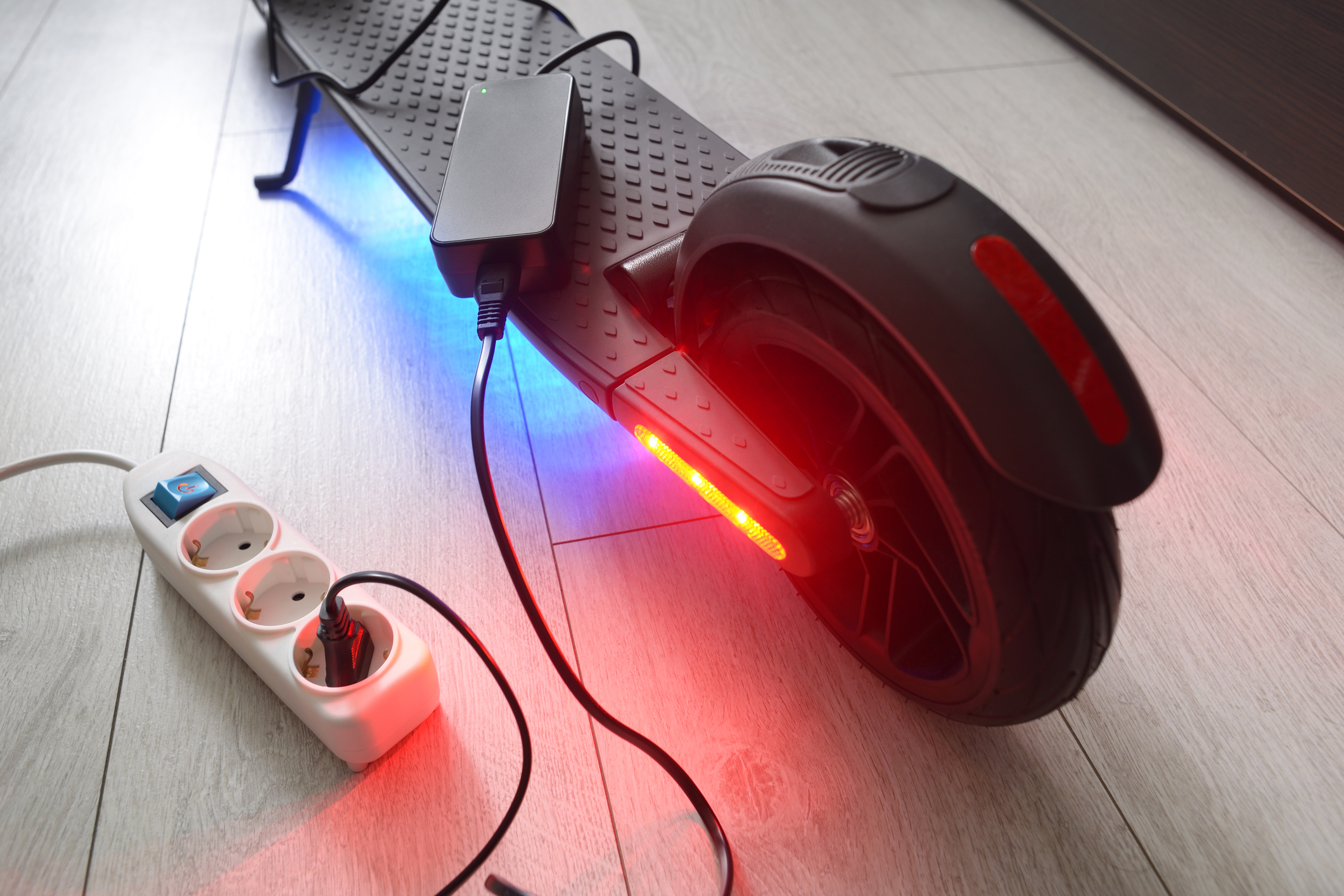 Încă un apartament ars: de ce nu este bine să încărcăm trotineta electrică la prizele normale din casă. Sfaturile unui inginer