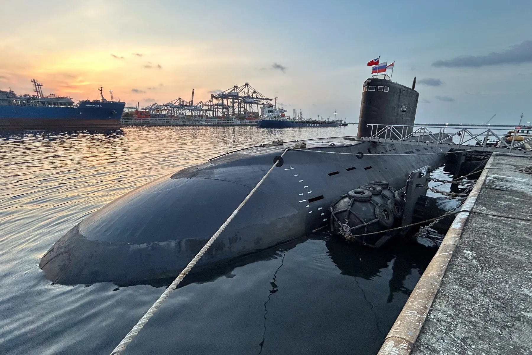 „Operațiunea secretă a lui Putin”. În timp ce toți ochii erau pe conflictul din Orient, submarinele rusești s-au apropiat de infrastructura critică NATO. Anunțul Londrei