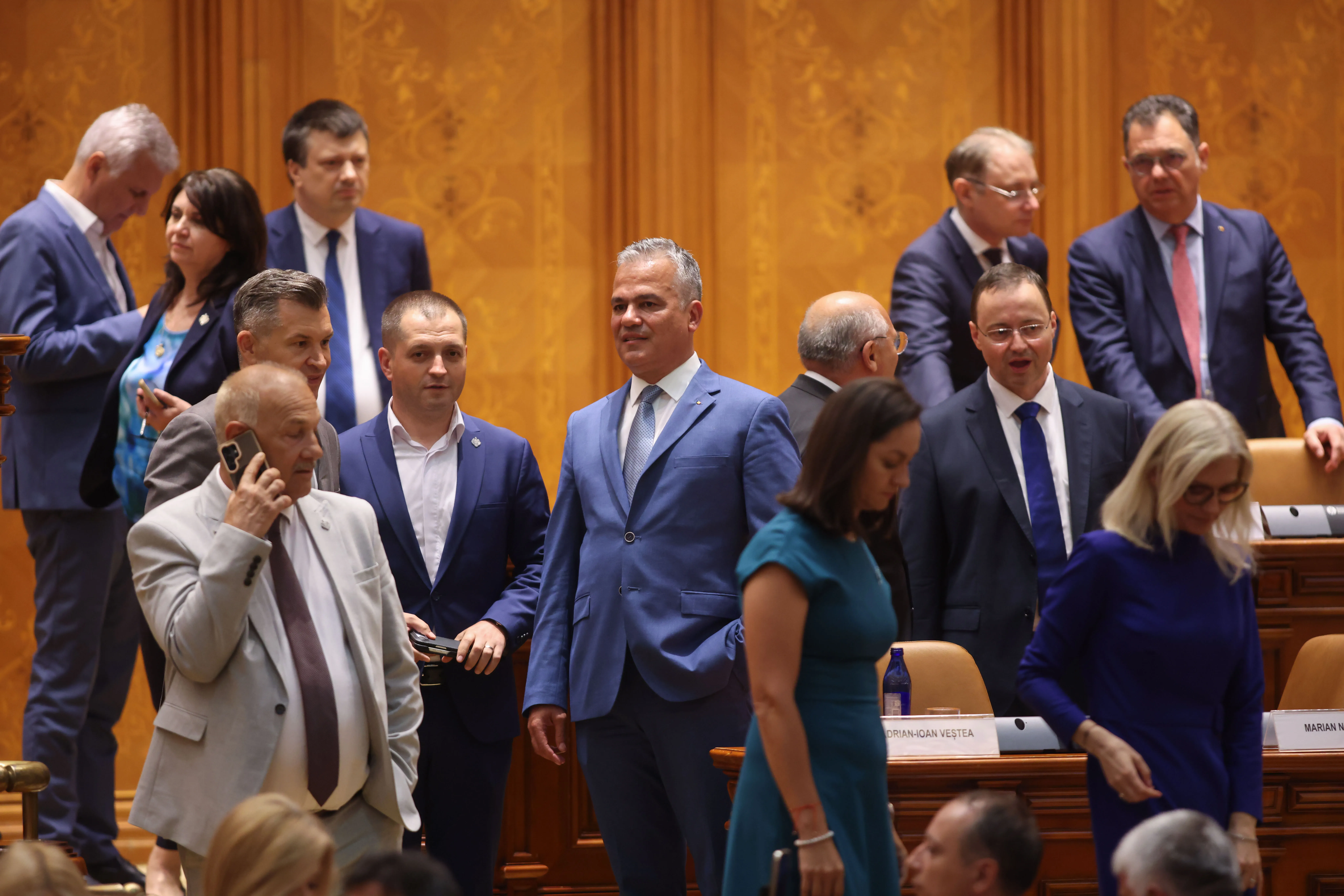 Mesajul de la 21.25 și „ora de foc” din tabăra Veștea. Dezvăluiri în premieră despre ce le-au transmis Predoiu, Gorghiu și premierul desemnat puciștilor pe grupul de WhatsApp