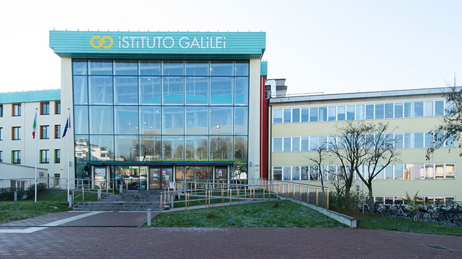 "Dammi le sigarette o sparo". Liceale punta la pistola contro il prof in una scuola di Mirandola