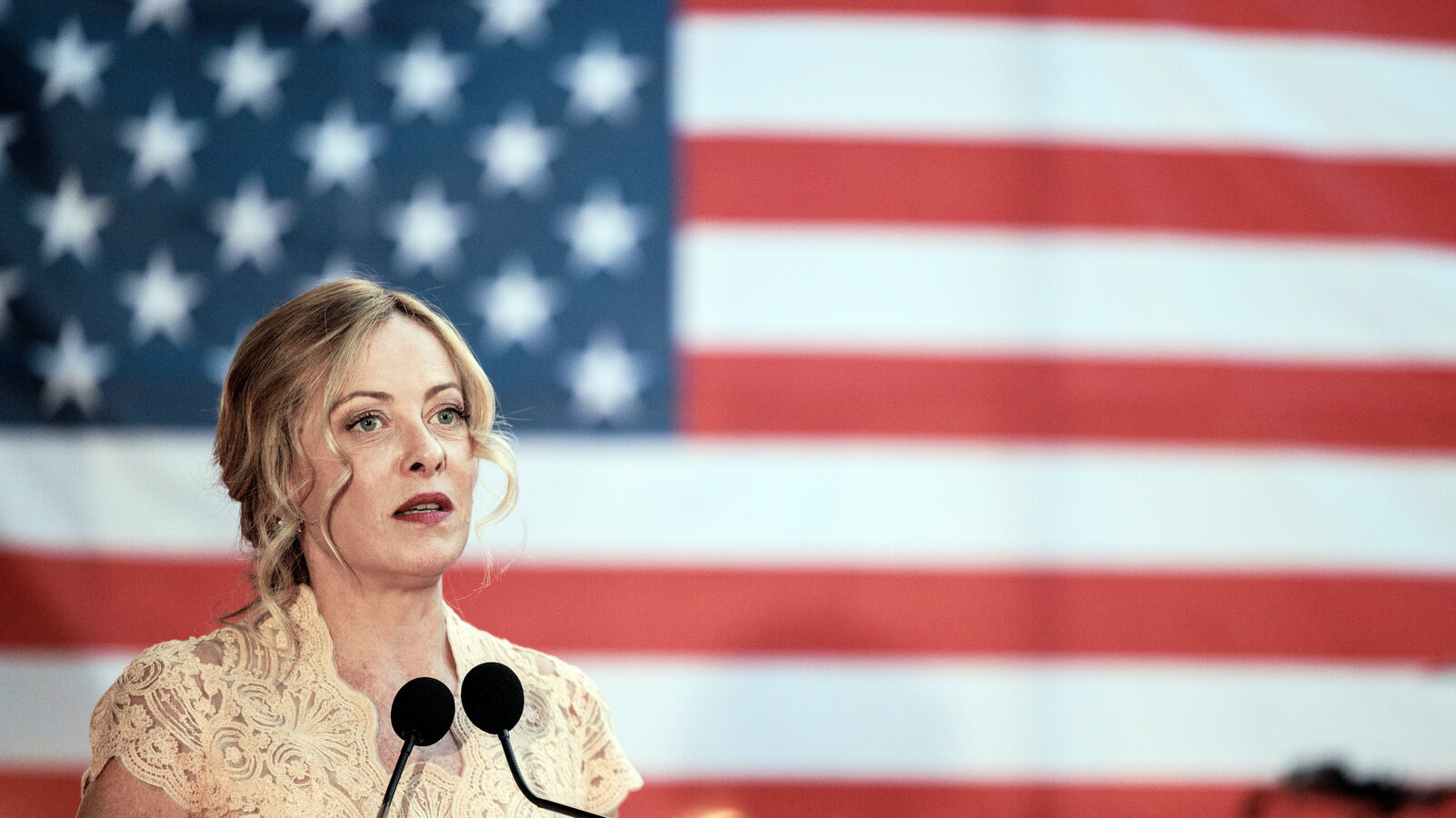 Contenere i danni con Trump. Emissari negli Usa e ministri alla festa del 4 luglio, Meloni va in Europa