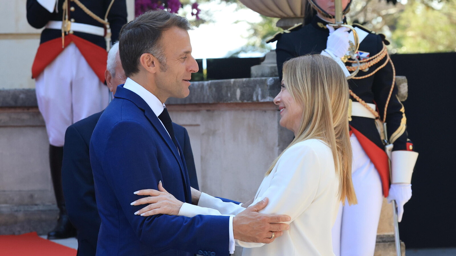 Abbraccio strategico. Ad Antibes si rompe il ghiaccio tra Meloni e Macron