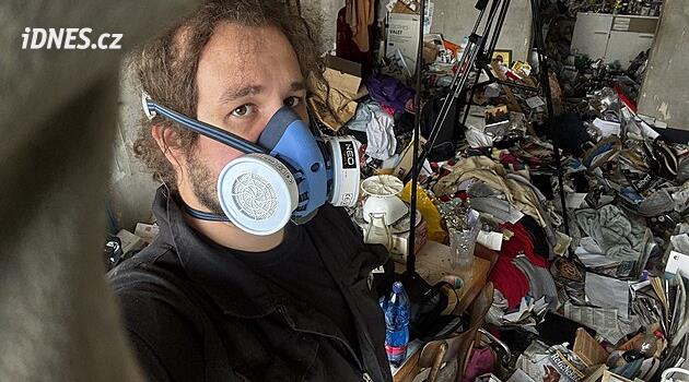 Byty přetékající odpadem. Martin nabízí úklid zdarma, denně mu píší desítky lidí