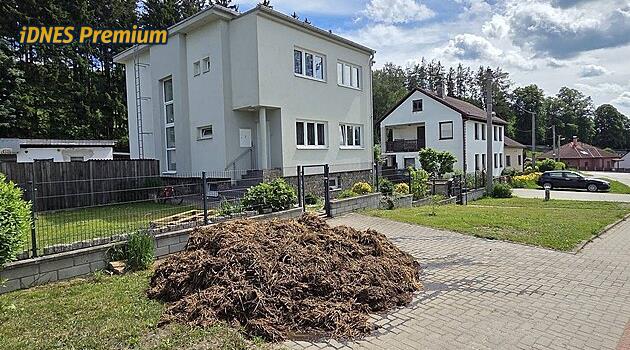 K domu někdo navezl hromady hnoje. Pomsta od vedení družstva, říkají místní