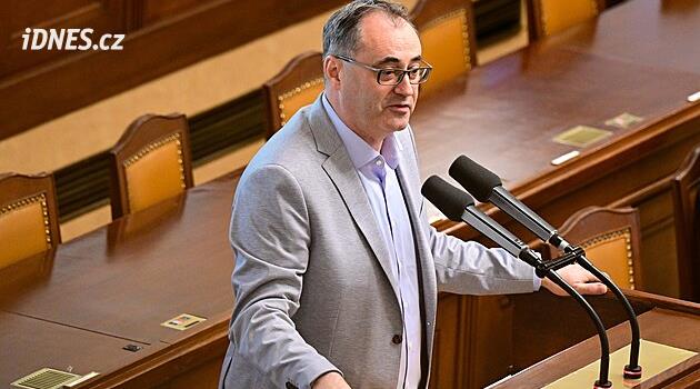 MPs did not ban alcohol. It is available at all workplaces, claims Šťastný