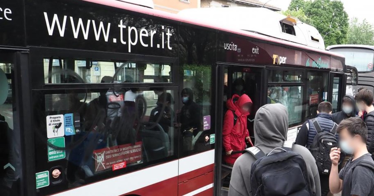 Bologna, il bus si ferma oltre la pensilina: stacca a morsi un pezzo di orecchio all’autista