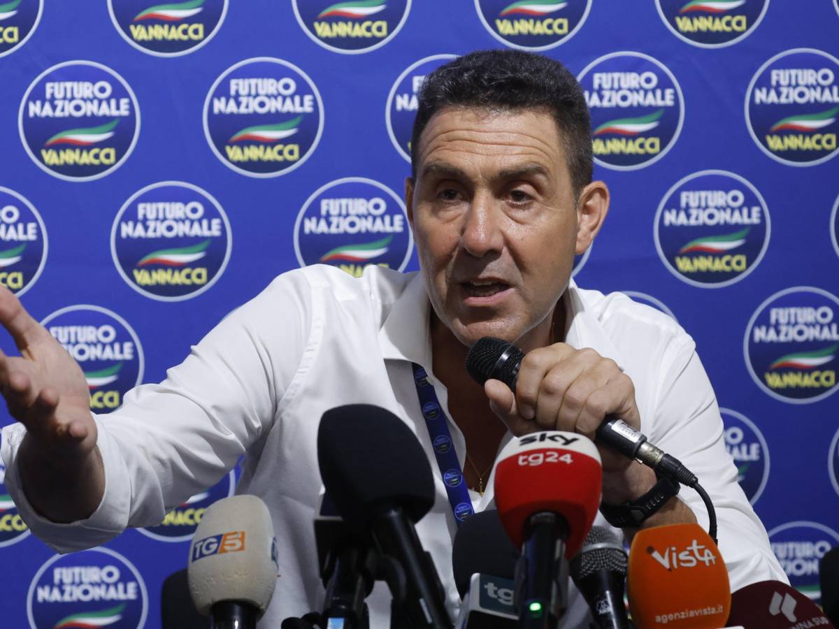 Vannacci sta col 5S sessista: "Le ginocchiere? Non l'ho recepita come offesa". E difende pure il "cortigiana" di Landini