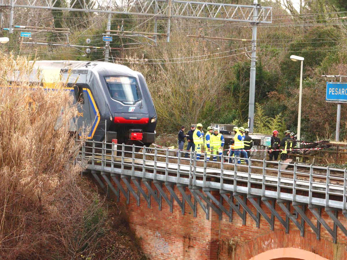 Terrorismo anarchico, sette arresti in tutta Italia per i sabotaggi sull’Alta velocità. Volevano "costringere lo Stato a fare i conti"