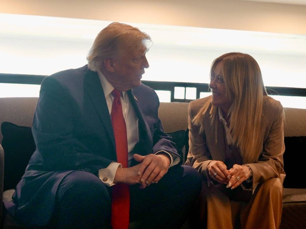 La vendetta di Trump per il no di Meloni: "Mi ha chiesto la foto al G7". Lei lo gela: "Allibita, io e l'Italia non imploriamo mai". Ma lui insiste: "Non la voglio come fan"