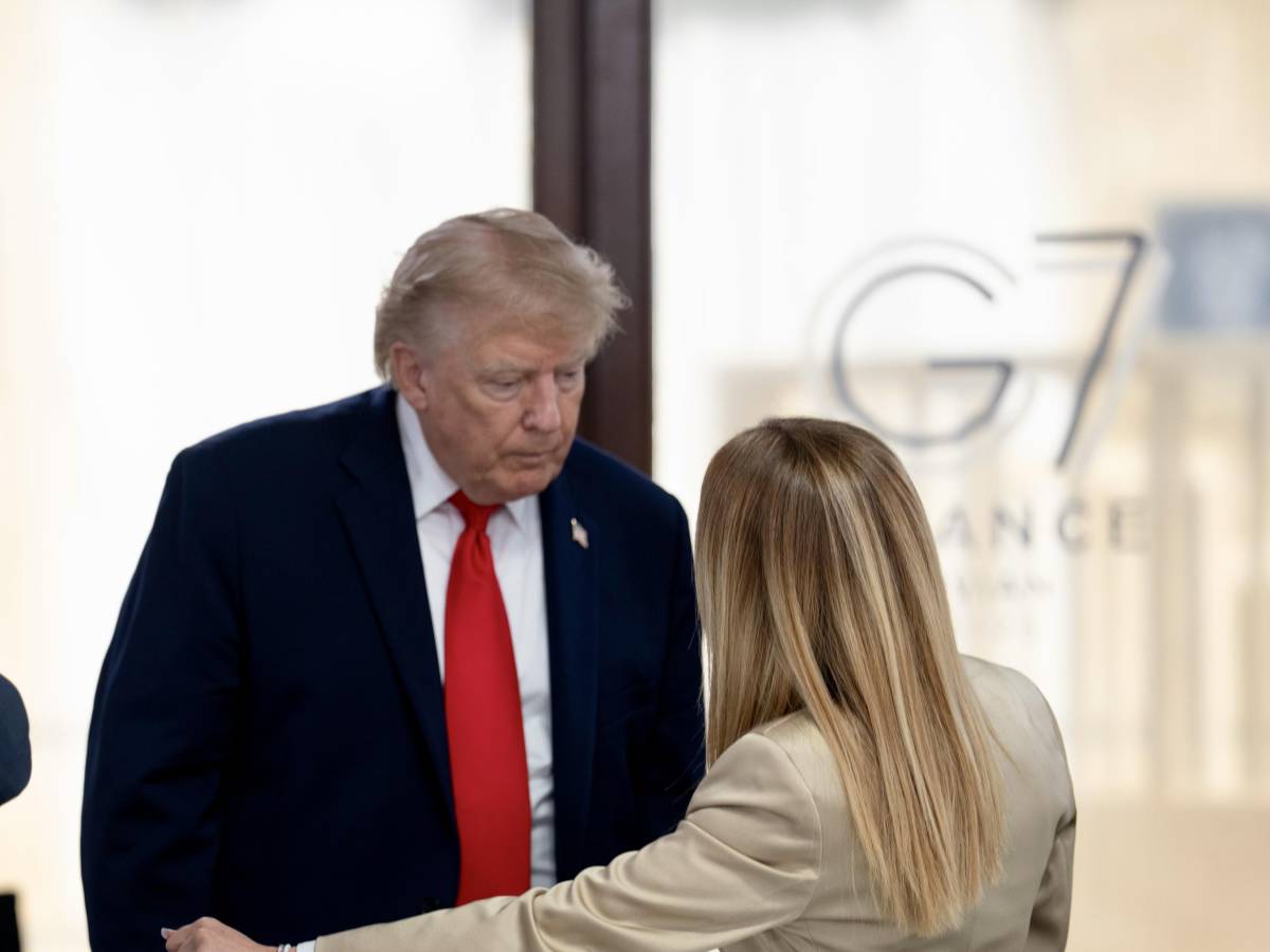 Trump attacca di nuovo Meloni: "Vuole tornare mia amica per far risalire i suoi numeri. Ci ha negato l'uso delle basi e delle piste"