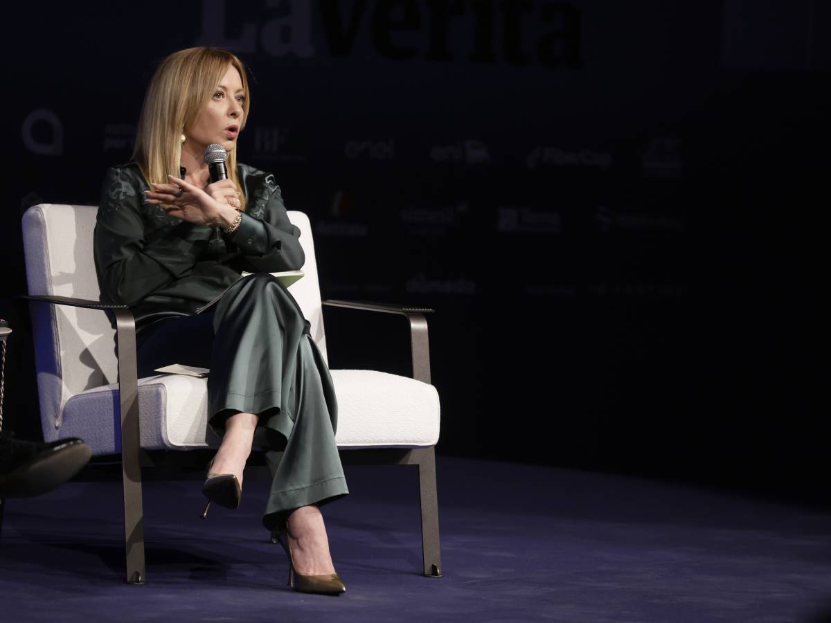 Da Trump ai Cpr, fino alle elezioni: Meloni detta la linea e affonda la sinistra: "Se noi siamo scarsi, loro..."