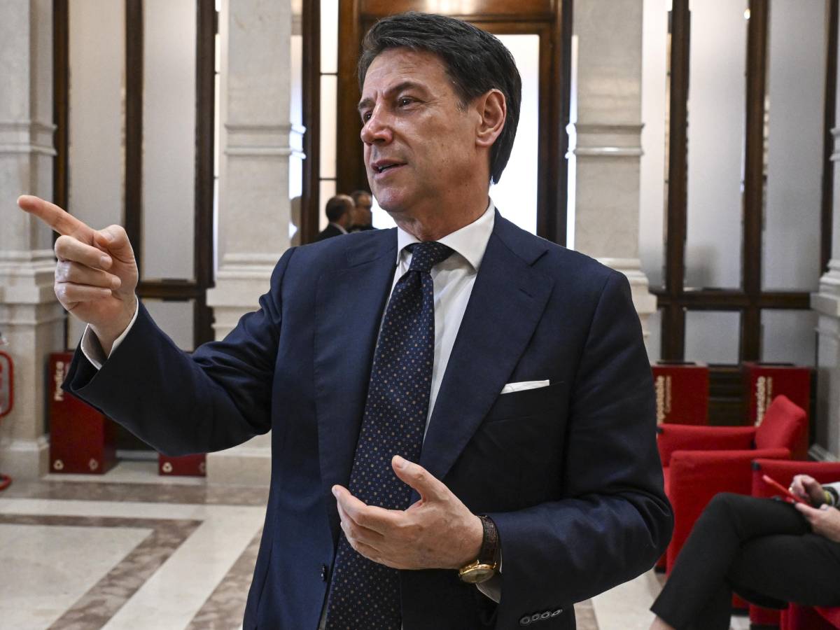 Così Palazzo Chigi ordinò: "Sdoganate le mascherine anche se non in regola"