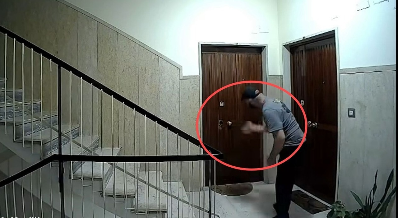 Ladri con la tecnica del "filo di colla". «Visti due uomini aggirarsi vicino alle porte degli appartamenti»